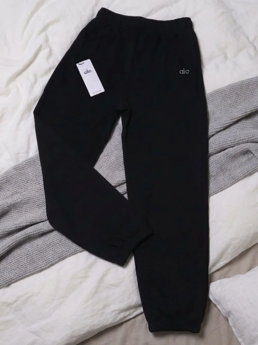 Size M - Alo Yoga Accolade Sweatpant Black